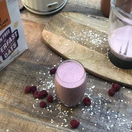 Vegan raspberry and yogurt smoothie